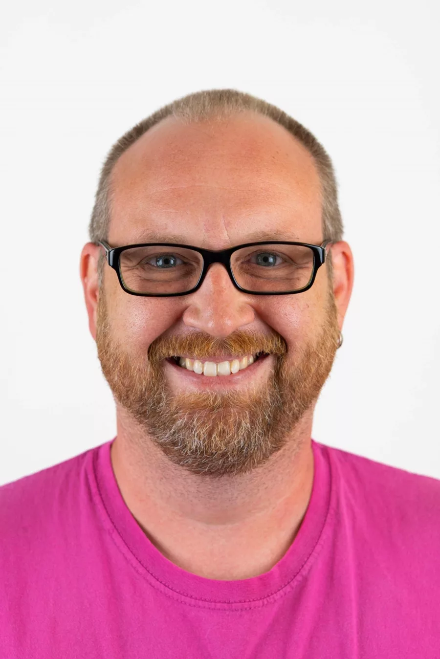 Tino Pfeilschifter, Inhaber des Umzugsservice Pfeilschifter, im pinken Shirt